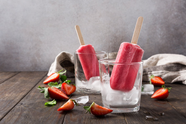 Обои картинки фото еда, мороженое,  десерты, лед, ягоды, клубника