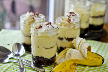 Картинка еда мороженое десерты ложки баночки банан десерт чизкейк
