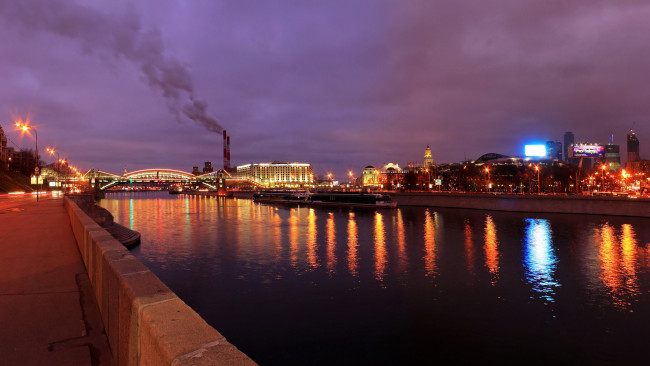 Обои картинки фото города, москва, россия, огни, ночь, мост, дома, река