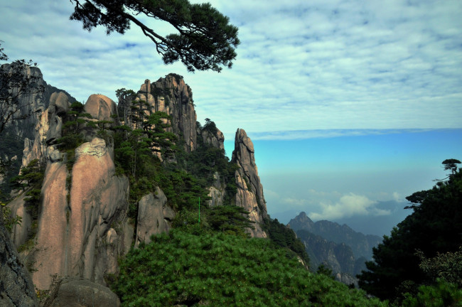 Обои картинки фото китай, природа, горы, скалы, сосны, облака