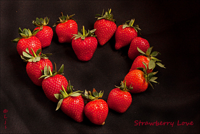 Обои картинки фото еда, клубника, земляника, сердце, ягоды