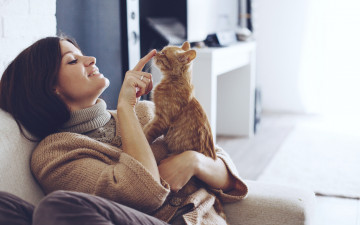 Картинка девушки -unsort+ брюнетки +шатенки девушка свитер на диване сидит симпатичная рыжий прическа брюнетка котёнок палец
