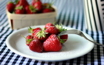 Картинка еда клубника +земляника вилка тарелка десерт ягоды