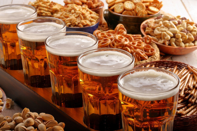 Обои картинки фото еда, напитки,  пиво, бретцели, орехи, пиво