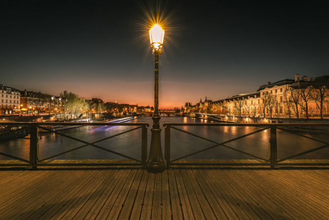 Обои картинки фото pont des arts in paris,  france, города, париж , франция, фонарь, ночь, мост