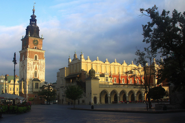 Обои картинки фото town hall and cloth hall at main market square, города, краков , польша, town, hall, and, cloth, at, main, market, square