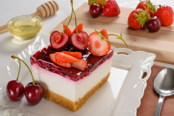 Картинка еда пирожные +кексы +печенье мед пирожное ягоды клубника вишня