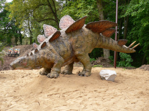 обоя stegosaurus, разное, рельефы, статуи, музейные, экспонаты, деревья, динозавр, песок