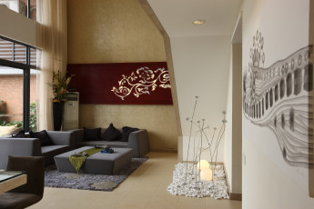 Картинка интерьер гостиная светильники подушки стлл диваны