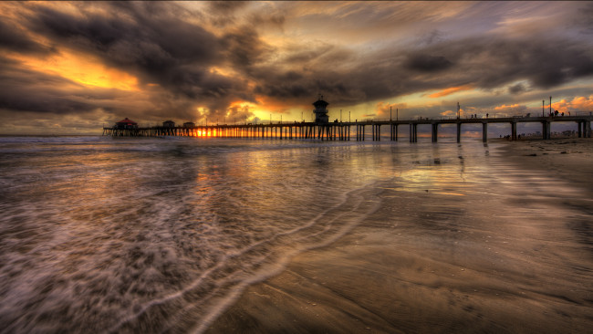 Обои картинки фото sunset, природа, маяки, пляж, тучи, море