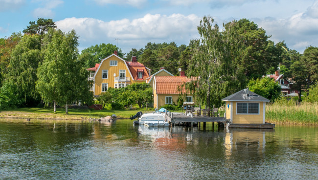 Обои картинки фото швеция, стокгольм, vaxholm, города, деревья, дома, река