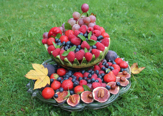 Обои картинки фото еда, фрукты,  ягоды, роскошь, голубика, арбуз, виноград, инжир, клубника, пекан, малина
