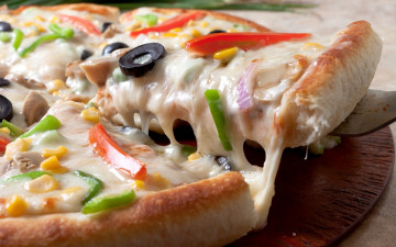 Картинка еда пицца кукуруза перец оливки сыр
