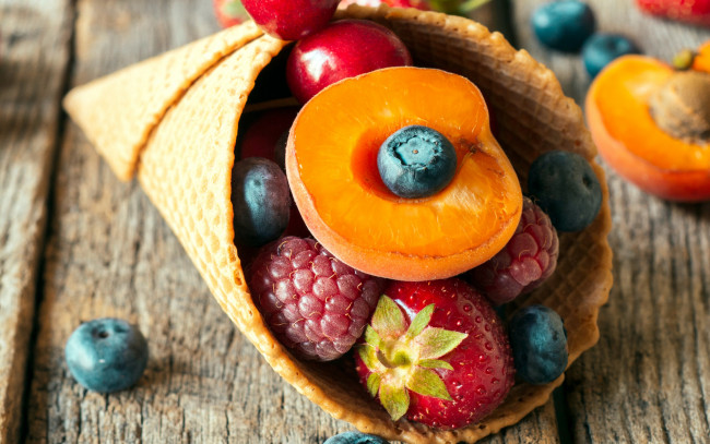 Обои картинки фото еда, фрукты,  ягоды, вафельный, рожок, без, мороженое, свежие, ягоды, малина, клубника, вишня, черника, персик