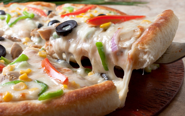Обои картинки фото еда, пицца, кукуруза, перец, оливки, сыр