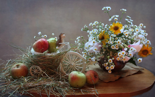 Обои картинки фото еда, Яблоки, яблоки, фигурка, букет, гелениум, ромашки, сено, натюрморт, ёжик