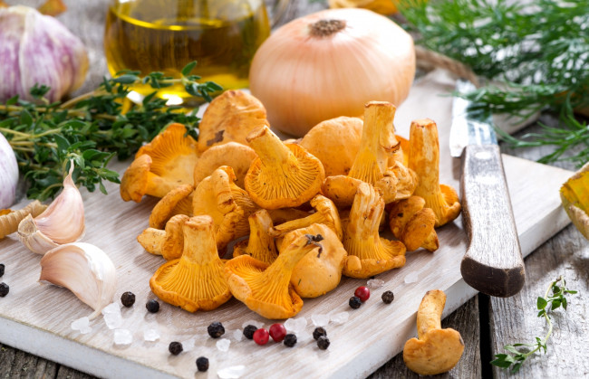 Обои картинки фото еда, грибы,  грибные блюда, соль, перец, чабрец, лук, чеснок, лисички, укроп