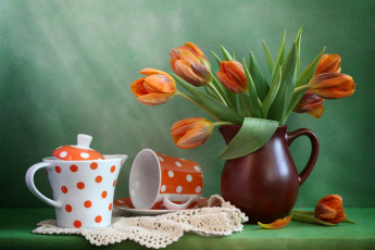 Картинка разное посуда +столовые+приборы +кухонная+утварь натюрморт кувшин чайник салфетка ваза чашка тюльпаны кружка цветы