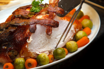 Картинка еда мясные+блюда брюссельская капуста морковь индейка бекон