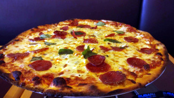 Картинка еда пицца поджаристая зелень колбаса