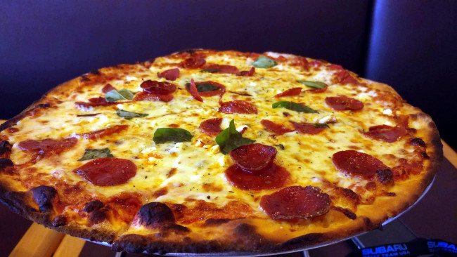 Обои картинки фото еда, пицца, поджаристая, зелень, колбаса