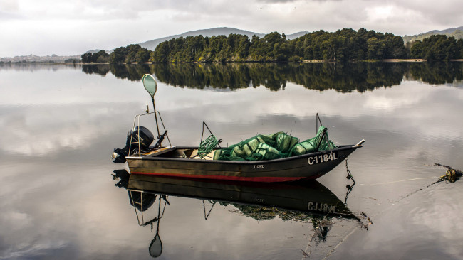 Обои картинки фото корабли, моторные лодки, озеро, отражение, мотор, лодка