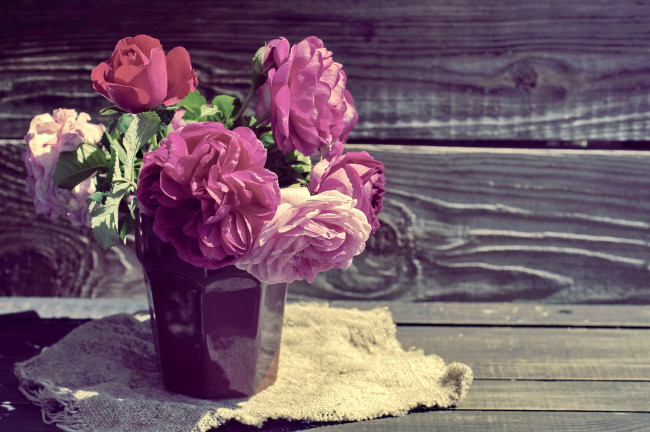 Обои картинки фото цветы, розы, доски, ткань, букет