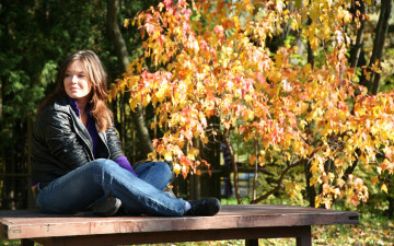 Картинка девушки -unsort+ брюнетки темноволосые осень деревья скамейка джинсы куртка шатенка