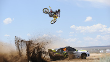 Картинка спорт авторалли машина грязь прыжок мотоциклист