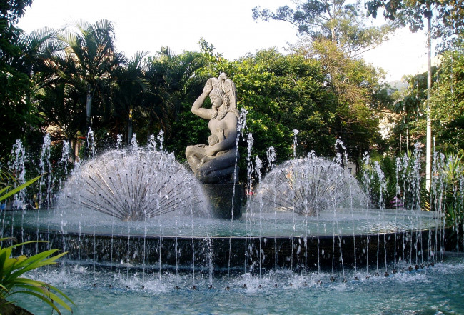 Обои картинки фото фонтан, антиокия, колумбия, города, фонтаны, вода, статуя, деревья