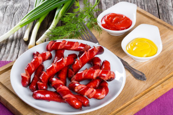 Картинка еда колбасные+изделия лук укроп кетчуп сосиски горчица