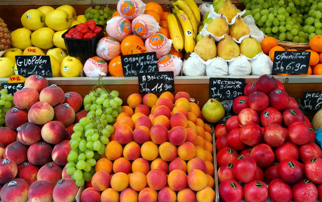 Обои картинки фото еда, фрукты,  ягоды, нектарины, персики, виноград, клубника, бананы, лимоны