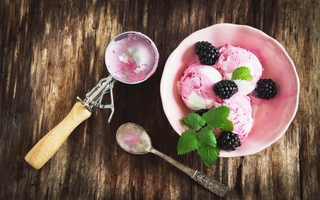 Обои картинки фото еда, мороженое,  десерты, ice, cream, sweets, ягоды, мята, ежевика, сладкое, blackberry