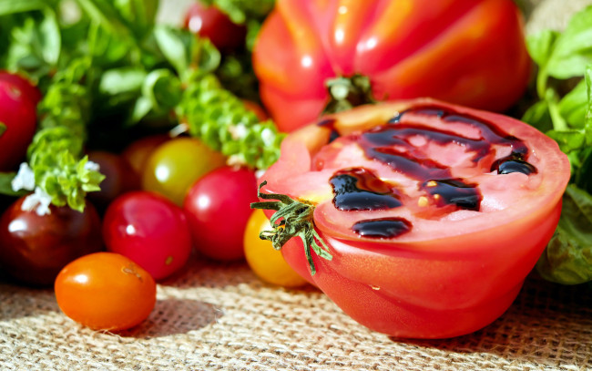 Обои картинки фото еда, помидоры, зелень, томаты