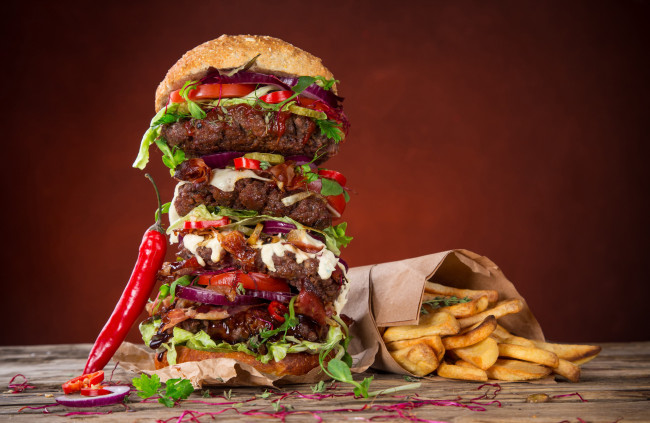Обои картинки фото еда, бутерброды,  гамбургеры,  канапе, чили, перец, гигантский, гамбургер, фри, картофель, острый