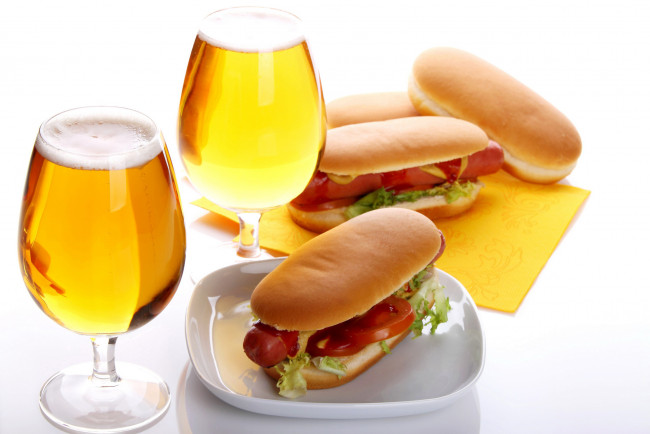 Обои картинки фото еда, бутерброды,  гамбургеры,  канапе, бокалы, пиво, хот-дог, сосиски