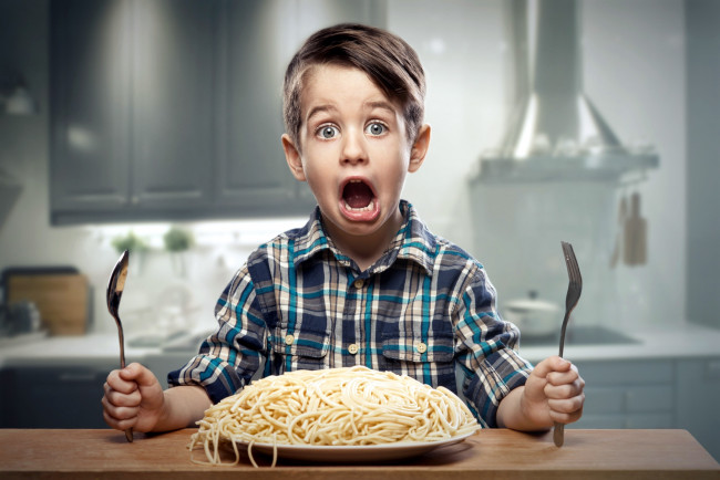 Обои картинки фото юмор и приколы, мальчик, удивленный, взгляд, тарелка, спагетти, много