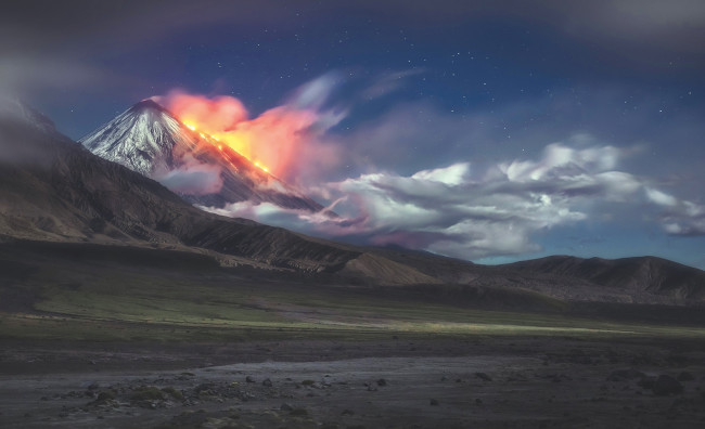 Обои картинки фото ключевская сопка,  камчатка,  россия, природа, стихия, небо, горы, извержение, вулкан, звезды