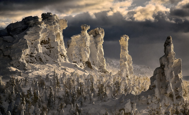 Обои картинки фото пермский край,  гора колчим-камень, природа, горы, деревья, зима, снег, скалы, тучи, небо