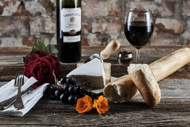 Обои картинки фото еда, разное, батон, сыр, хлеб, вино, виноград