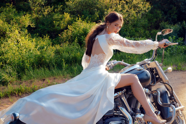 Обои картинки фото девушки, - невесты, невеста, мотоцикл, maria, vasilevich, мария, василевич