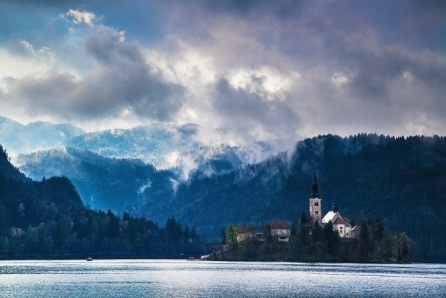 Обои картинки фото озеро, блед, словения, города, остров, лес, церковь, небо