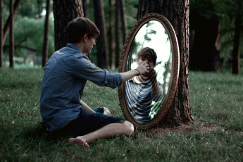 Картинка мужчины unsort рубашка волны трава отражение зеркало креатив дерево парень фенька лес шорты