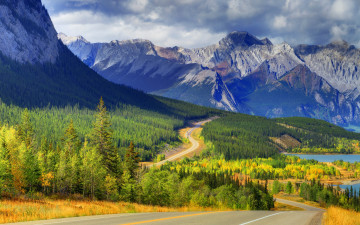 обоя природа, дороги, тучи, небо, дорога, осень, облака, abraham, lake, деревья, лес, озеро, горы, alberta, banff, канада