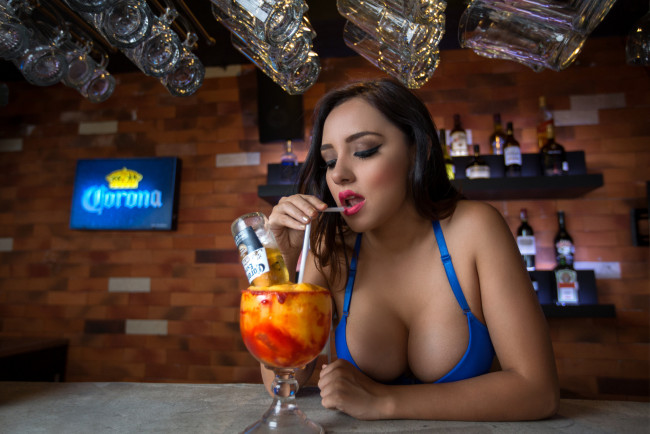 Обои картинки фото девушки, -unsort , брюнетки, темноволосые, бар, коктейль, грудь, dulce soltero