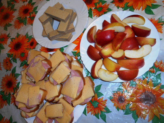 Обои картинки фото еда, бутерброды,  гамбургеры,  канапе, яблоки, сыр, вафли, хлеб, колбаса