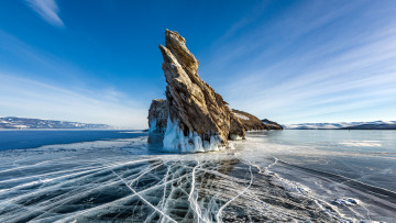 Картинка природа зима скала лед трещины озеро пейзаж горы облака голубое небо