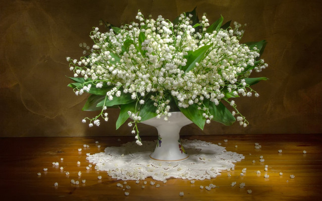 Обои картинки фото цветы, ландыши, салфетка, ваза, букет, весна
