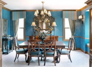 Картинка интерьер столовая голубой шторы стол стулья люстра