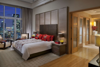 Картинка интерьер спальня тумбочка постель город небоскрёбы кресло коридор кровать квартира